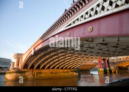 Blackfriars Bridge London. Überquerung des Flusses Themse. Stockfoto