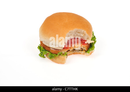 Panierte Chicken Patty Sandwich in einem Brötchen mit Salat, Tomate und einen Bissen aus ihm heraus genommen, auf weißem Hintergrund, isoliert. Stockfoto