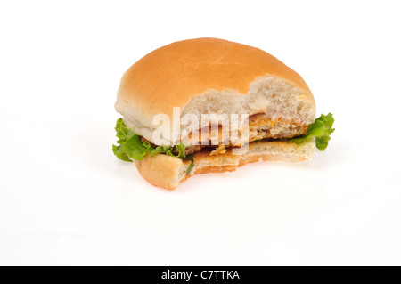 Panierte Chicken Patty Sandwich in einem Brötchen mit Salat und einen Bissen aus ihm heraus auf weißem Hintergrund genommen Ausschnitt. Stockfoto