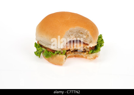 Paniertes Huhn patty Sandwich in einem Brötchen mit Salat und einen Bissen von es auf weißem Hintergrund, Ausschnitt. Stockfoto