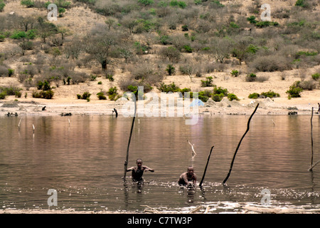 Äthiopien, Süd-Omo-Tal, Salzgewinnung aus el Sod Kratersee Stockfoto