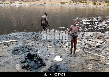 Äthiopien, Süd-Omo-Tal, el Sod Kratersee, Kinder bei der Arbeit Stockfoto