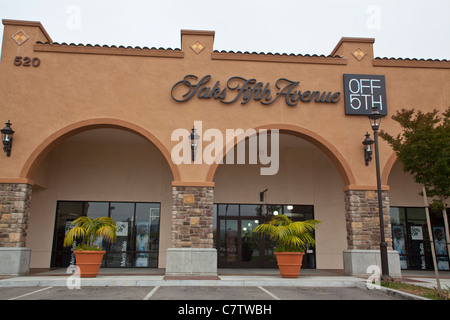 Ein Saks Fifth Avenue Outlet Store im Camarillo Outletcenter in Camarillo / Kalifornien Stockfoto