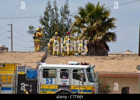 Ventura County in Kalifornien Feuerwehrleute training, um sicher eine Brandbekämpfung in einem einstöckigen Wohnhaus. Stockfoto