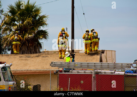 Ventura County in Kalifornien Feuerwehrleute training, um sicher eine Brandbekämpfung in einem einstöckigen Wohnhaus. Stockfoto