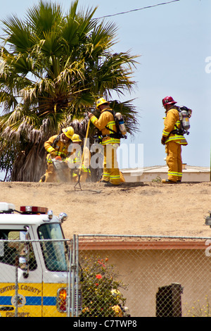 Ventura County in Kalifornien Feuerwehrleute training, um sicher eine Brandbekämpfung in einem einstöckigen Wohnhaus. Stockfoto