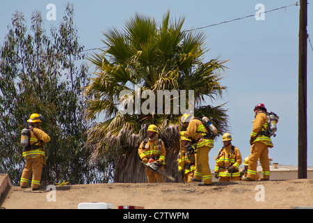 Ventura County in Kalifornien Feuerwehrleute training, um sicher eine Brandbekämpfung in einem einstöckigen Wohnhaus. Stockfoto