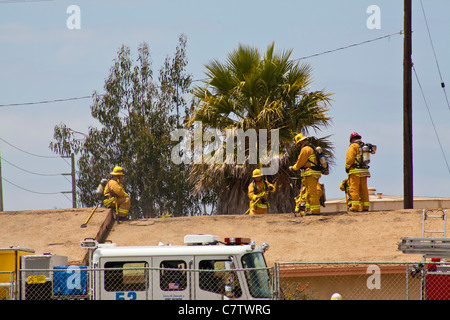 Ventura County in Kalifornien Feuerwehrleute training, um sicher eine Brandbekämpfung in einem einstöckigen Wohnhaus. Stockfoto