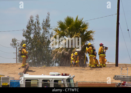 Ventura County in Kalifornien Feuerwehrleute training, um sicher eine Brandbekämpfung in einem einstöckigen Wohnhaus. Stockfoto