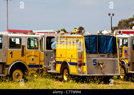 Ventura County in Kalifornien Feuerwehrleute training, um sicher eine Brandbekämpfung in einem einstöckigen Wohnhaus. Stockfoto