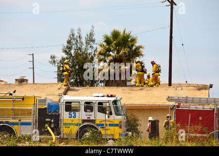 Ventura County in Kalifornien Feuerwehrleute training, um sicher eine Brandbekämpfung in einem einstöckigen Wohnhaus. Stockfoto