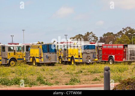 Ventura County in Kalifornien Feuerwehrleute training, um sicher eine Brandbekämpfung in einem einstöckigen Wohnhaus. Stockfoto