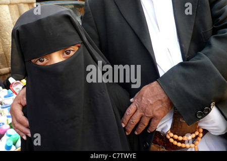 Jemen, Sanaa. Verschleierte Mädchen Stockfoto