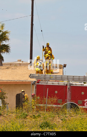 Ventura County in Kalifornien Feuerwehrleute training, um sicher eine Brandbekämpfung in einem einstöckigen Wohnhaus. Stockfoto