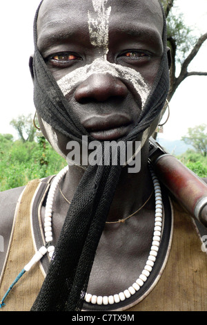 Afrika, Äthiopien, Süd-Omo, Mago Nationalpark, Mursi Mann mit Body-Painting im Dorf Stockfoto