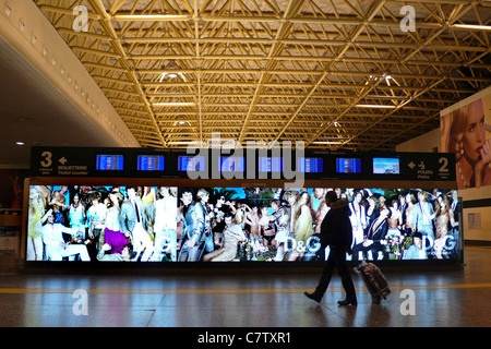 Flughafen Flug Ankunft Benachrichtigung Board, Italien, Lombardei, Flughafen Malpensa Stockfoto