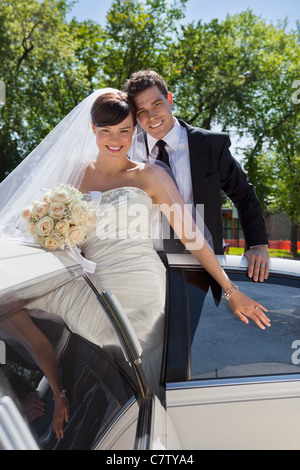 Frisch vermählte Brautpaar immer im Auto Stockfoto