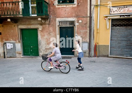 Italien, Ligurien, Moneglia. Mädchen spielen im freien Stockfoto