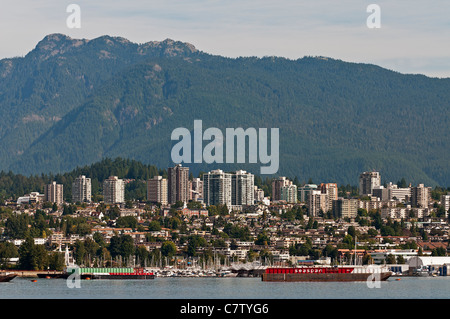 Ein Blick auf die unteren Lonsdale-Bereich von North Vancouver, BC, Canada.The gezeigt North Shore Mountains bilden eine malerische Kulisse. Stockfoto