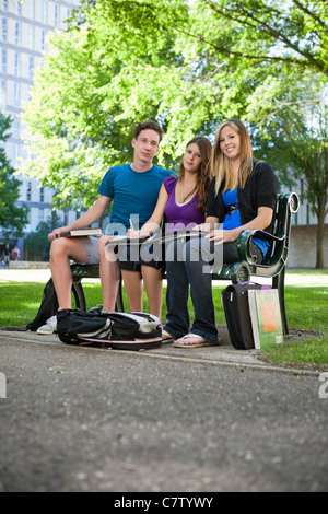 Porträt von Studenten, die Zuordnung auf dem Campus Bank Stockfoto