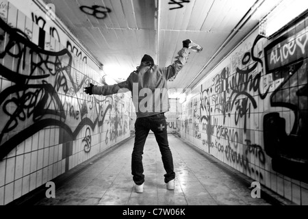 Teenager mit Whisky-Flasche Stockfoto