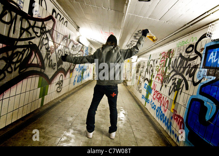 Teenager mit Whisky-Flasche Stockfoto