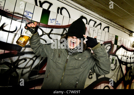 Teenager mit Whisky-Flasche Stockfoto