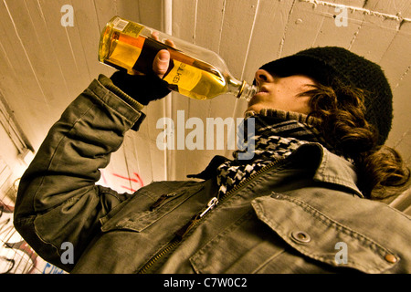 Teenager Drinkingwhisky Flasche Stockfoto
