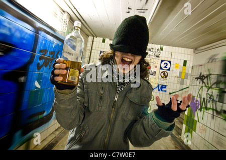 Teenager mit Whisky-Flasche Stockfoto