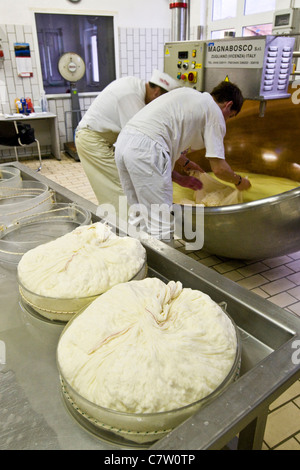 Italien, Aostatal, Aosta. Herstellung von Fontina-Käse Stockfoto