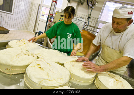 Italien, Aostatal, Aosta. Herstellung von Fontina-Käse Stockfoto