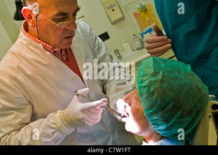 Untersuchungsrichter Patientin Zahnarzt Stockfoto