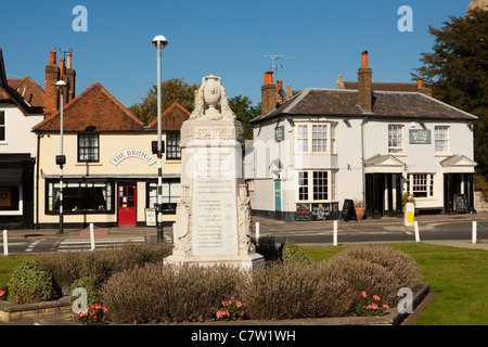 Kriegerdenkmal auf dem Dorfplatz in Datchet, ein englisches Dorf in der Grafschaft Berkshire, England, UK Stockfoto