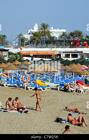 Urlauber am Strand, Marbella, Costa del Sol, Provinz Malaga, Andalusien, Spanien, Westeuropa. Stockfoto