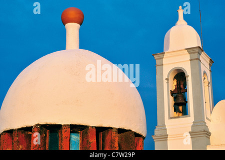 Portugal, Alentejo: Typische Schornstein und Turm der Pfarrkirche im historischen Dorf Monsaraz Stockfoto