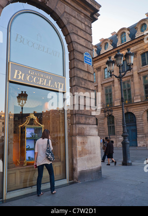 Paris, Frankreich, Women Windo Shopping auf der High Street, Place Vendome, Jewelry Name Brands Shops 'Gianmaria Buccellati' draußen Stockfoto