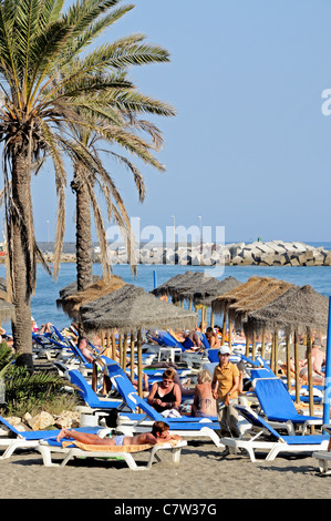 Urlauber am Strand, Marbella, Costa del Sol, Provinz Malaga, Andalusien, Spanien, Westeuropa. Stockfoto