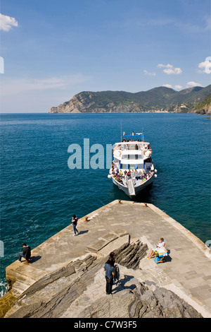 Italien, Ligurien, Vernazza, pier Stockfoto