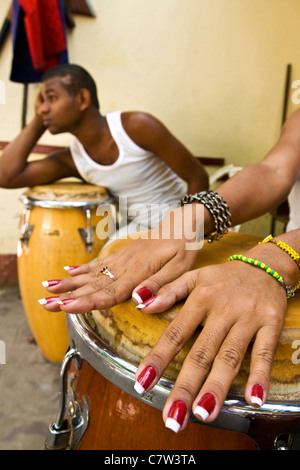 Kuba, Santiago, Schlagzeuger withBongos Stockfoto