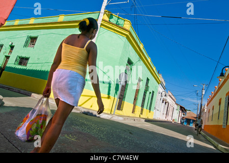 Cuba, Camagüey, lokale Frau auf der Straße Stockfoto