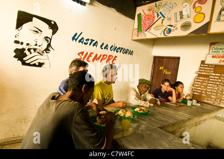 Cuba, Camagüey, Menschen sitzen am Tresen Stockfoto