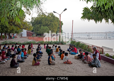 Kinder beten und singen. Gandhi Ashram (Sabarmati Ashram). Ahmedabad. Gujarat. Indien Stockfoto