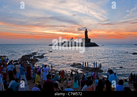 Hindu-Pilger den Sonnenaufgang zu betrachten. 133 ft. Thiruvalluvar Statue (Tamil Dichter). Kanyakumari. Tamil Nadu. Indien Stockfoto