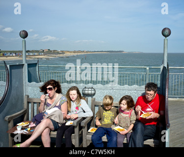 Eine Familie Fisch und Chips auf Southwold Pier in Suffolk. Stockfoto