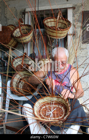 Italien, Kampanien, Cusano Mutri, Mann, Korb Stockfoto