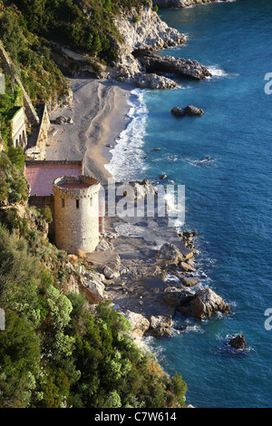 Italien, Kampanien, der Strand von Conca dei Marini entlang der Küste Amalfitana Stockfoto