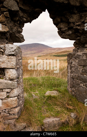 Irland, Co. Wicklow, Wicklow Mountains, Blick durch, Fenster der alten ruiniert Granit-Steinbruch-Arbeiter-Haus Stockfoto