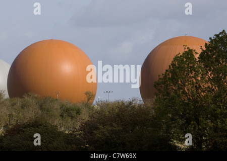 RAF Croughton geodätische Kuppeln über Radar Scanner Landschaft Stockfoto