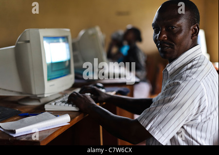 Erwachsene lernen Computerkenntnisse während einer Computerklasse, Meserani, Tansania. Stockfoto