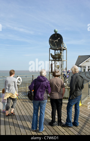 Die mechanische Uhr Skulptur auf Southwold Pier in Suffolk. Stockfoto